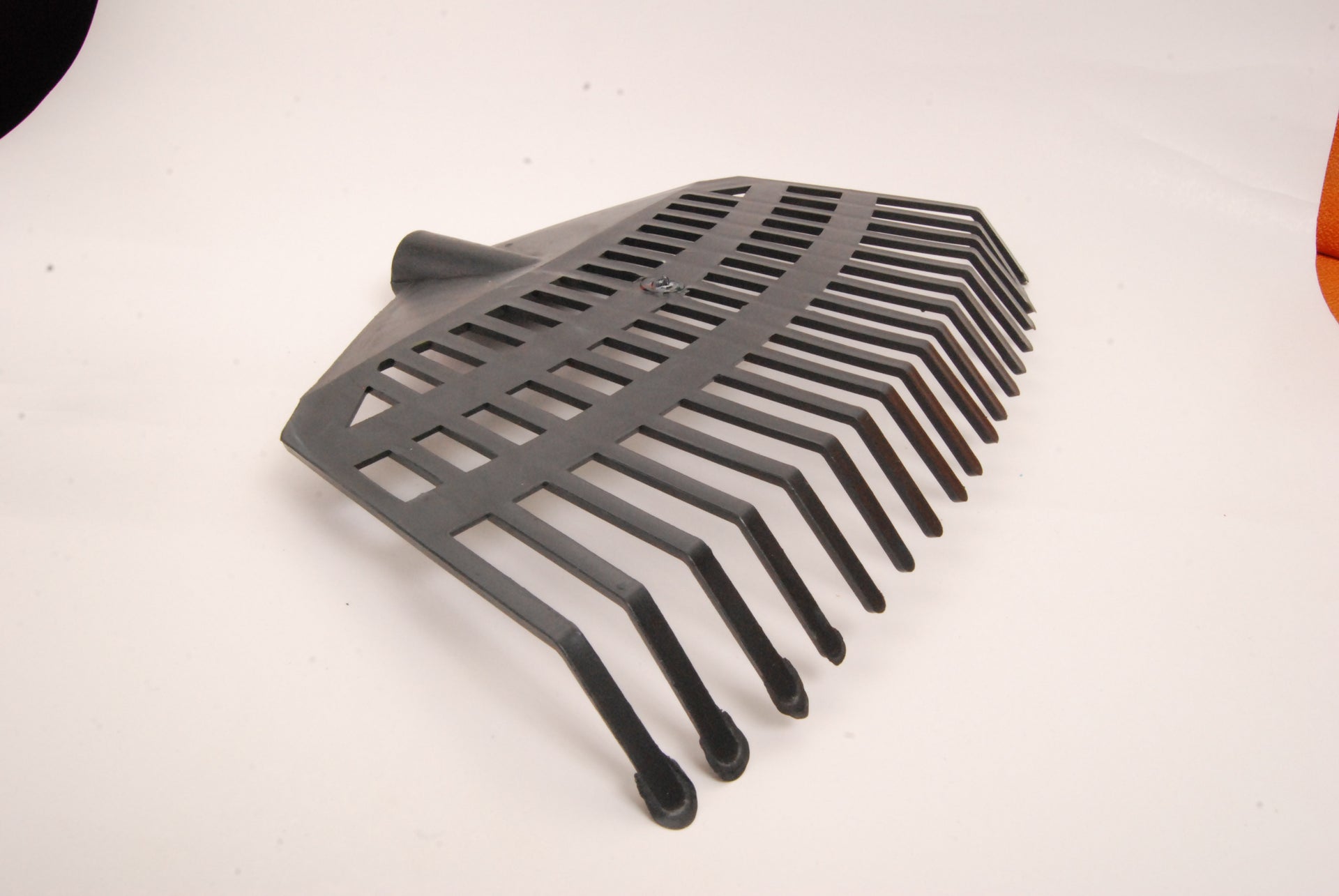 RASTRILLO PLASTICO ECONOMICO (CUSTODIA) (MANGO DE MADERA 1.20 CM)