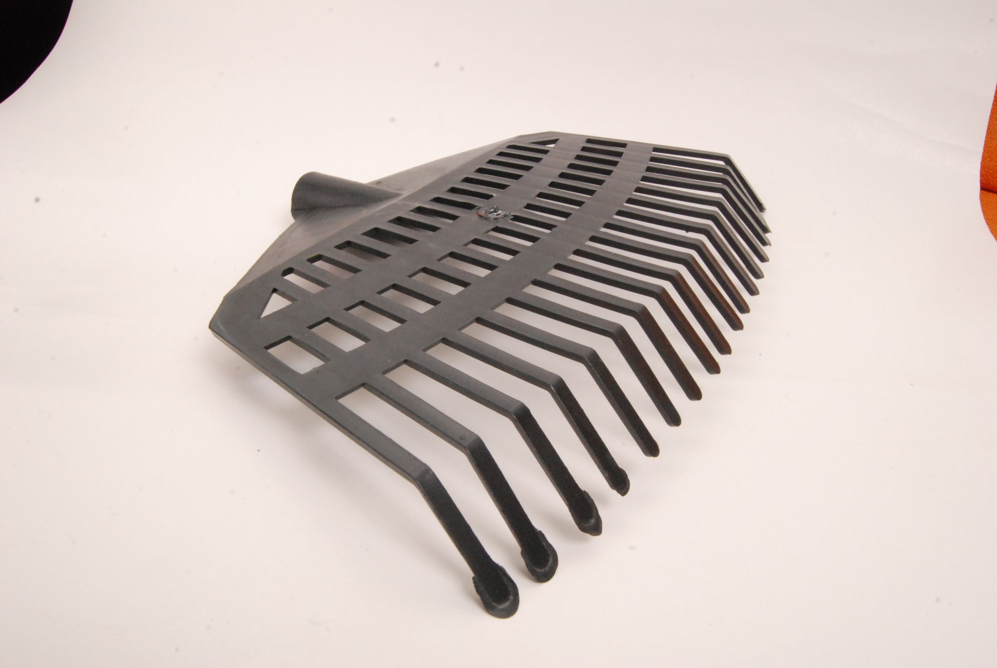 RASTRILLO PLASTICO ECONOMICO (CUSTODIA) (MANGO DE MADERA 1.20 CM)