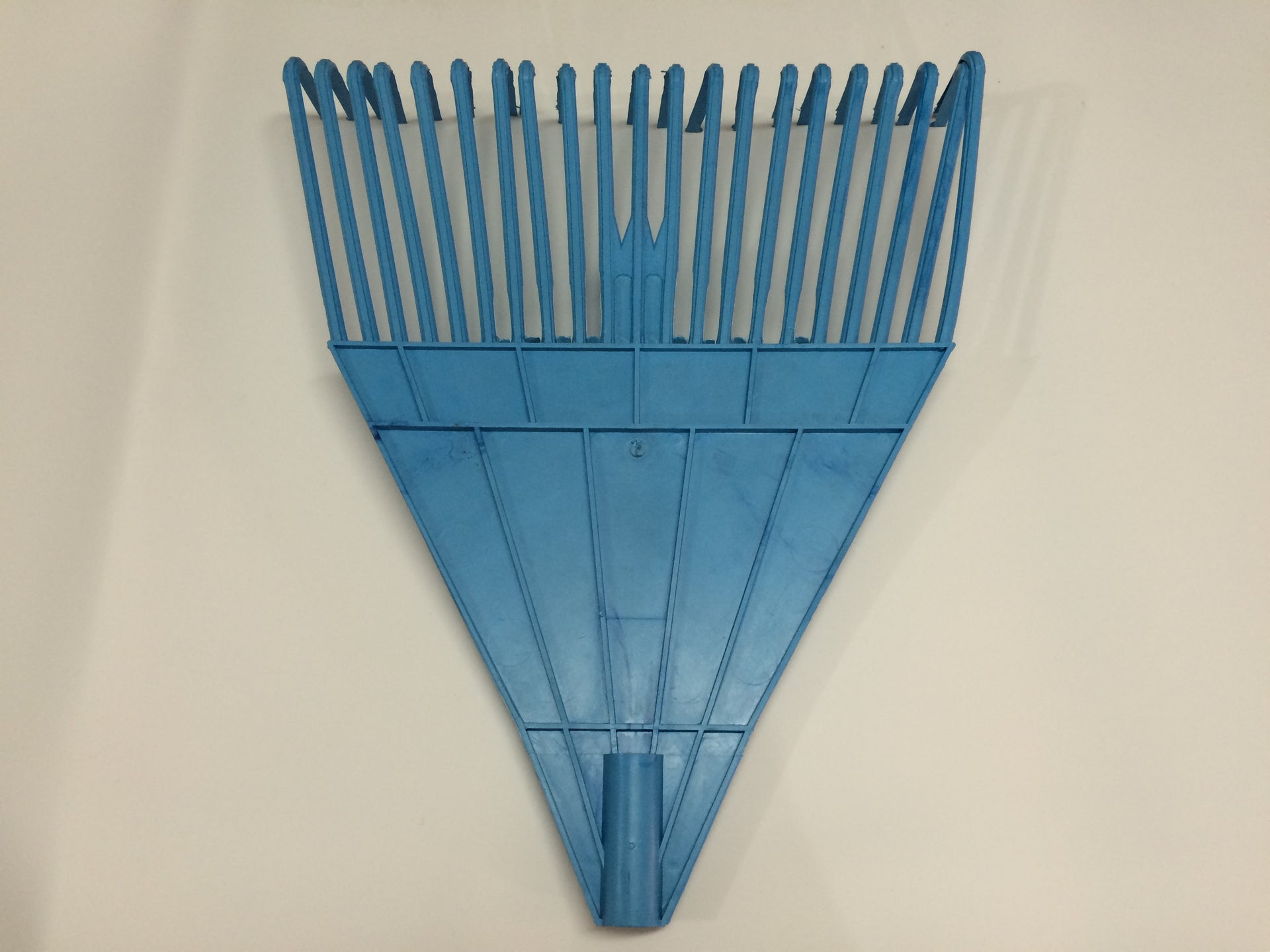 RASTRILLO PLASTICO 23 DIENTES LA CUSTODIA (MANGO DE MADERA 1.20 CM)