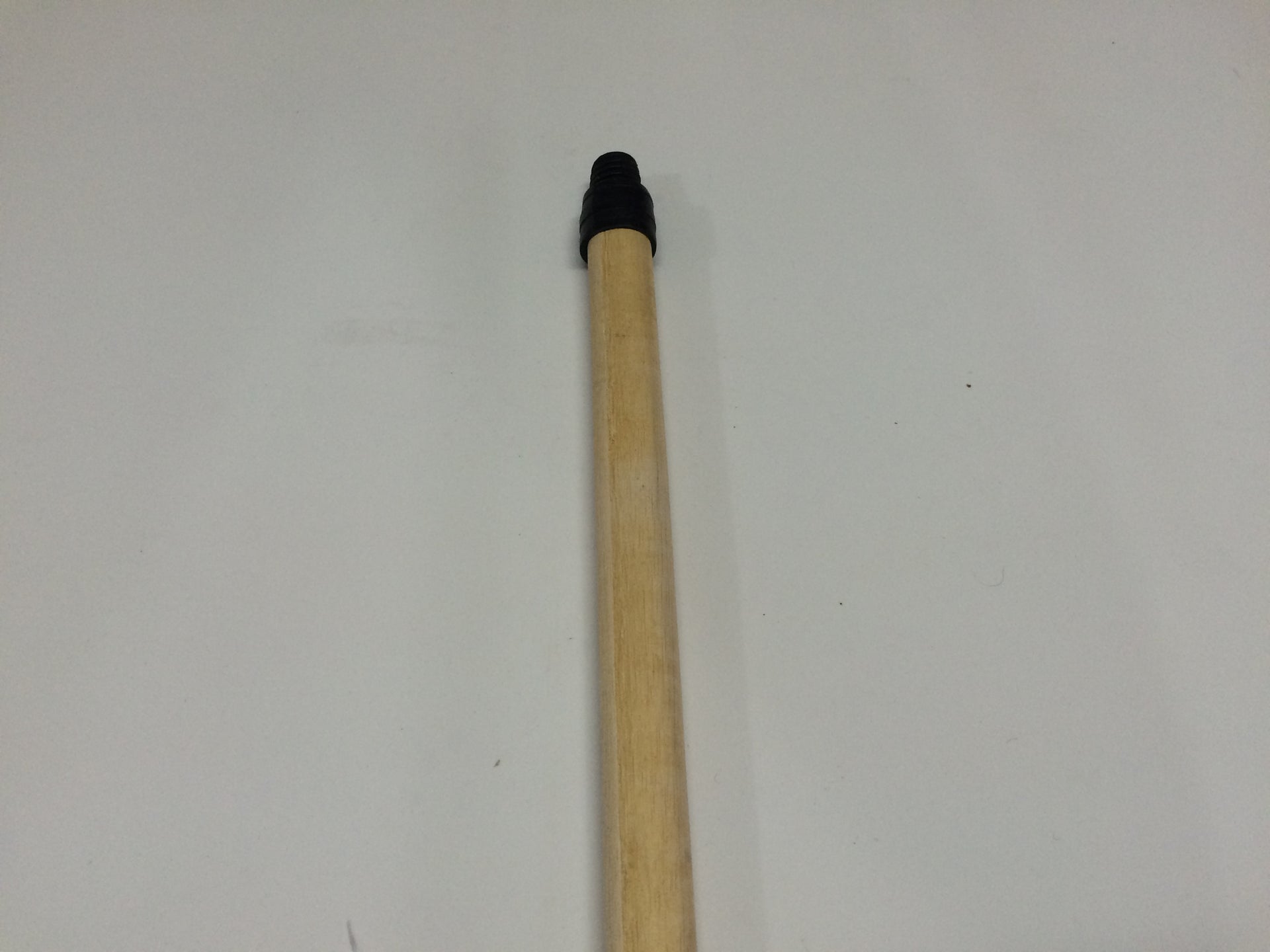 MANGO DE MADERA PARA ESCOBA CON ADAPTADOR (SELECCION) 1.20 CM