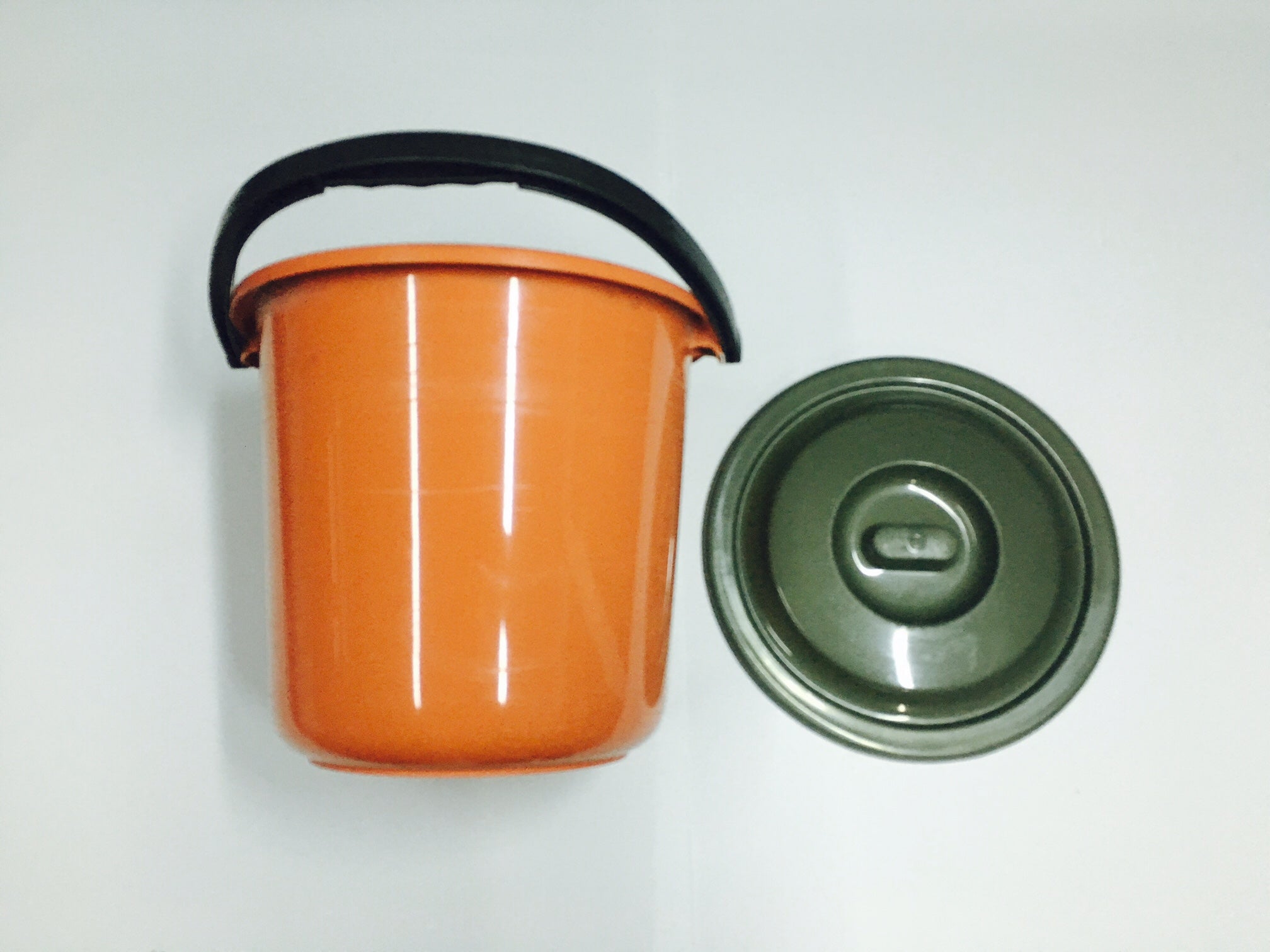 BALDE CON TAPA DE 15 LITROS CON AGARRE PLASTICO